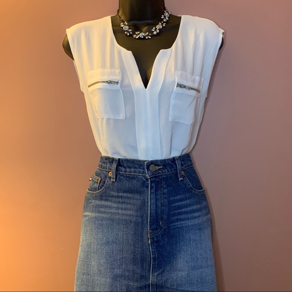 Sleeveless Chiffon Blouse - Picture 2 of 6